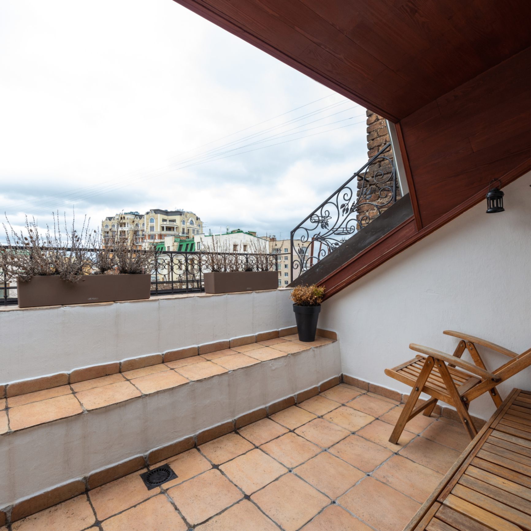 Aussenbereich mit Terrassenanschlüssen und Fugenarbeit