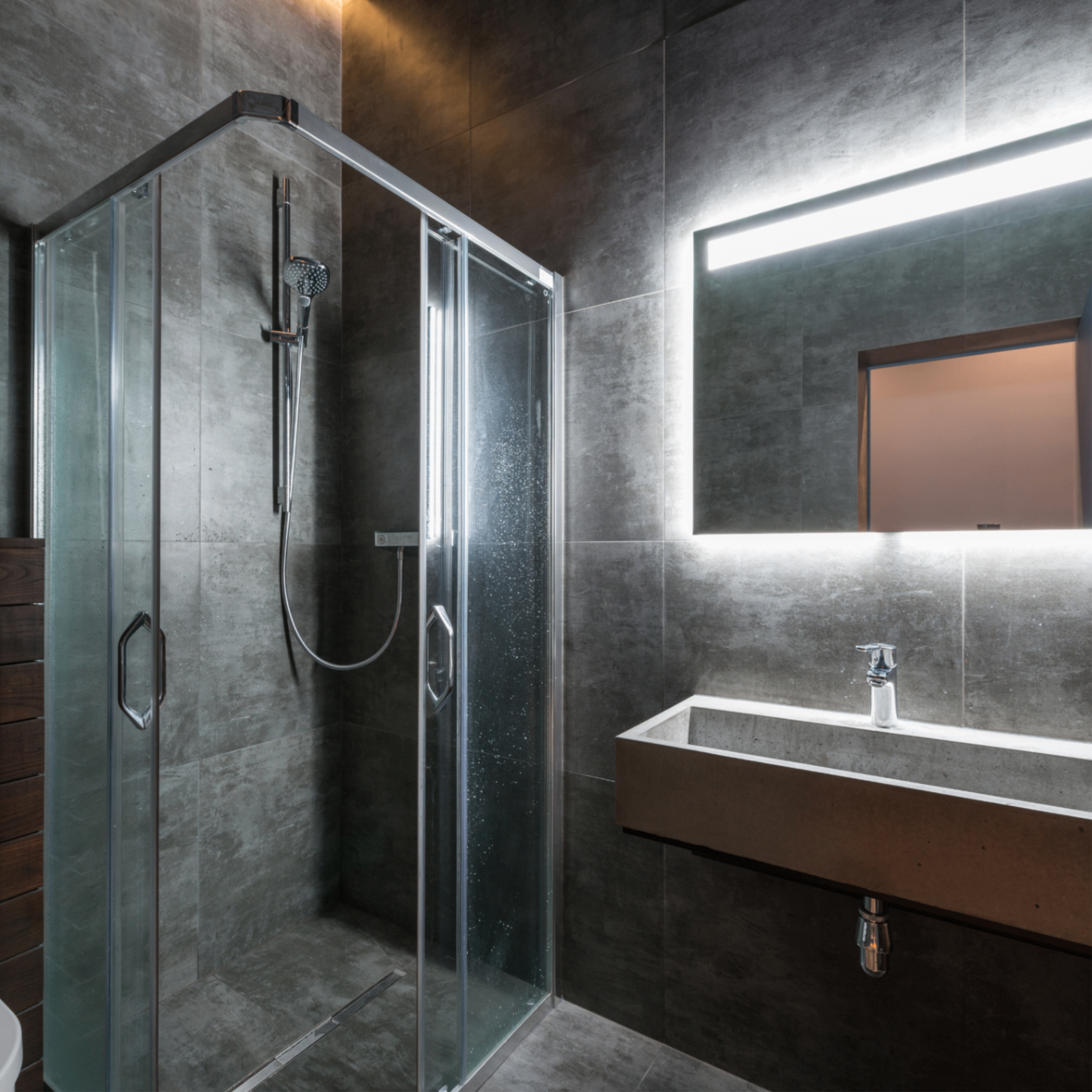 Modern sanierter Nassbereich mit Dusche und Waschtisch
