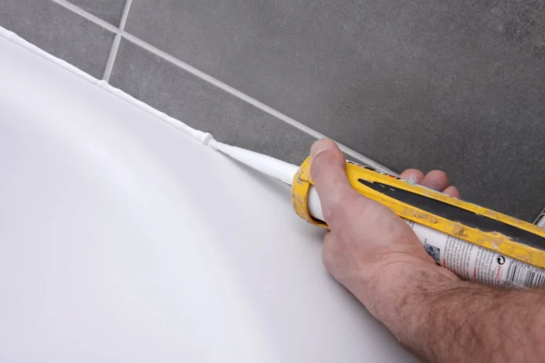 Überstreichbare Acrylfuge an einem Wand-Decken-Anschluss im Innenausbau mit nahtlosem Finish